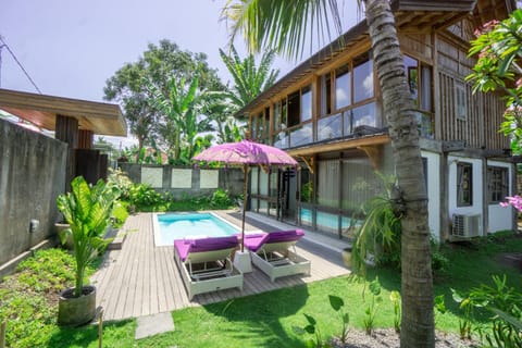Property building, Patio, Day, Pool view, Swimming pool, sunbed