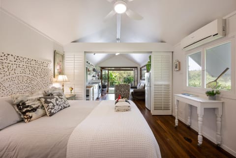 Bed, Photo of the whole room, Bedroom, air conditioner