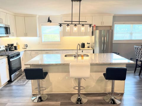 Spacious 4BR by Airport & Shops! House in College Park