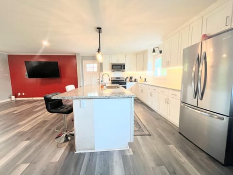 Spacious 4BR by Airport & Shops! House in College Park