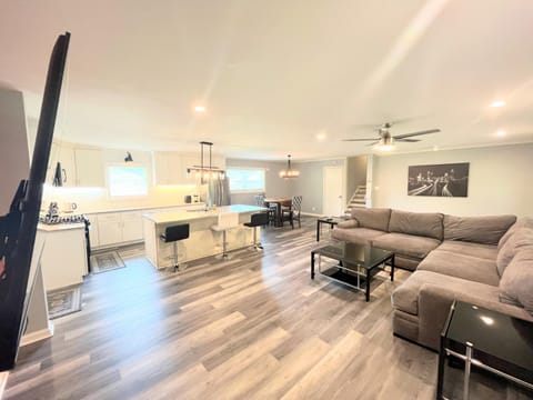 Spacious 4BR by Airport & Shops! House in College Park