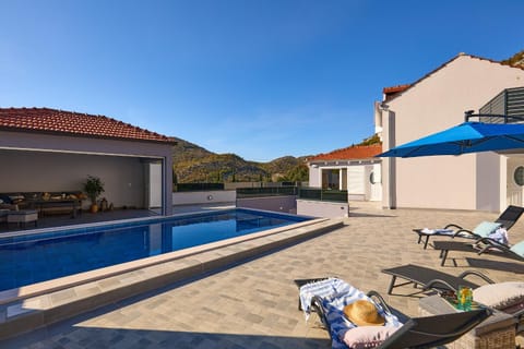 Balcony/Terrace, Swimming pool