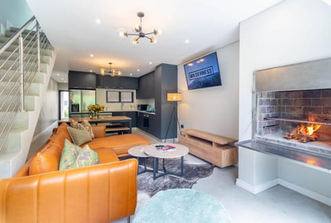 TV and multimedia, Living room, Seating area, Evening entertainment