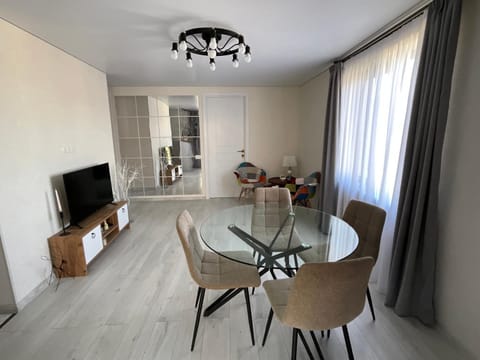 Communal lounge/ TV room, TV and multimedia, Living room, Seating area, Dining area