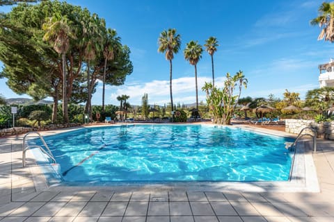 Property building, Garden, Garden view, Swimming pool, sunbed