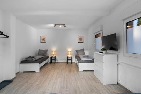 Bed, TV and multimedia, Photo of the whole room, Bedroom