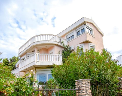 Property building, Patio, Patio, Facade/entrance, Natural landscape, Garden, Garden, Balcony/Terrace, Garden view, Sea view