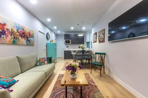 TV and multimedia, Kitchen or kitchenette, Living room, Seating area, Dining area