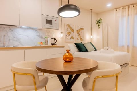 Bed, Kitchen or kitchenette, Living room, Seating area, Dining area
