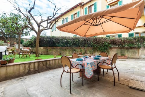 Property building, Garden, Dining area