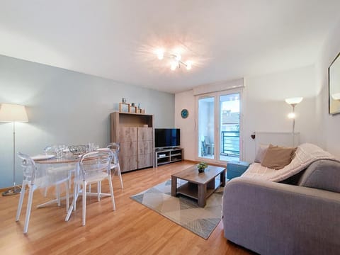 Communal lounge/ TV room, TV and multimedia, Living room, Seating area, Dining area