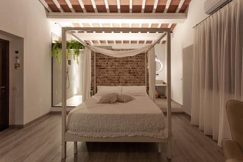 Bed, Bathroom, Photo of the whole room, Decorative detail, Bedroom, air conditioner