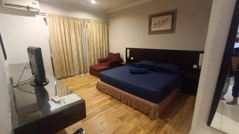 Bed, TV and multimedia, Bedroom