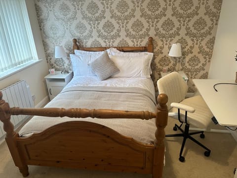 Bed, Photo of the whole room, Seating area, Bedroom