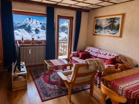 Living room, Seating area, Mountain view