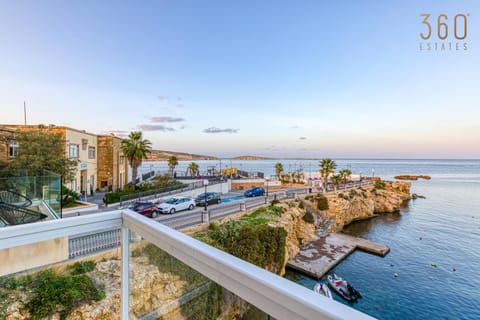 Nearby landmark, Day, Neighbourhood, Natural landscape, City view, Sea view, Location, Parking