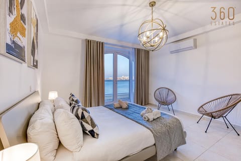 Bed, Natural landscape, Living room, Photo of the whole room, Seating area, Bedroom, Sea view, towels, air conditioner