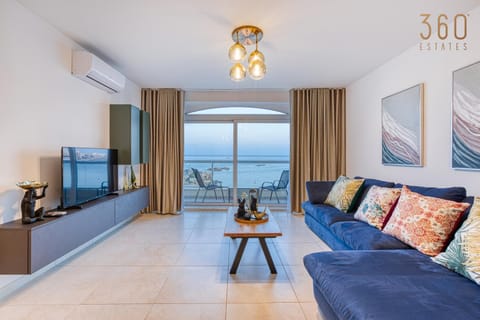 Natural landscape, TV and multimedia, Living room, Seating area, Sea view