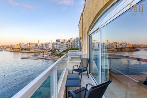 Property building, Patio, Day, Natural landscape, Activities, View (from property/room), Balcony/Terrace, Living room, Seating area, City view, Lake view, River view, Sea view