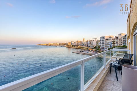 Property building, Patio, Day, Natural landscape, View (from property/room), Balcony/Terrace, City view, Lake view, Pool view, River view, Sea view, Swimming pool