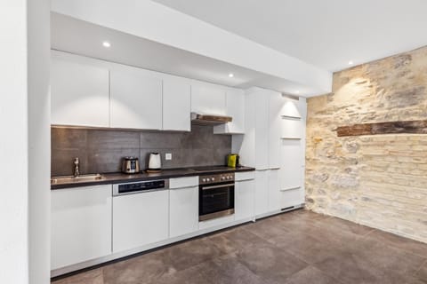 Coffee/tea facilities, Kitchen or kitchenette, oven, stove, toaster