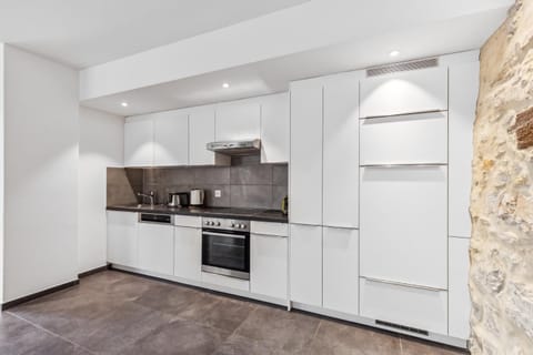 Coffee/tea facilities, Kitchen or kitchenette, oven, stove, toaster