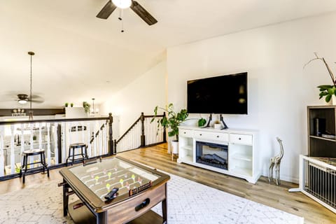 3 Mi to UNL and Memorial Stadium Home with Large Yard House in Lincoln