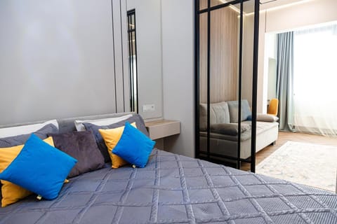 Bed, Photo of the whole room, Seating area, Bedroom