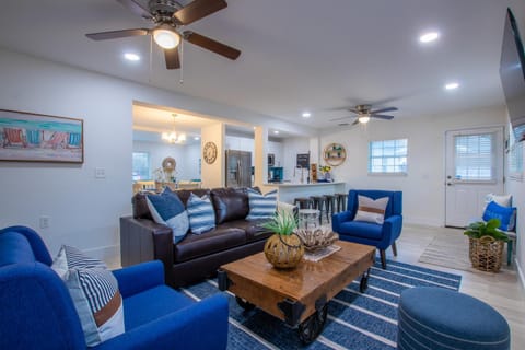 Communal lounge/ TV room, TV and multimedia, Living room, Seating area