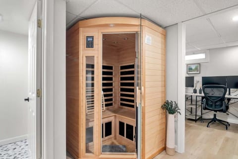 Game Room Private Yard w Fire Pit House in Orleans