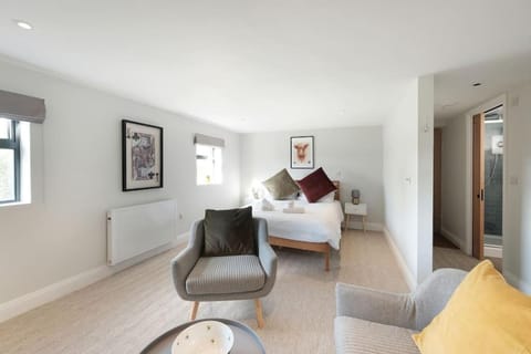 Bed, Living room, Seating area, Bedroom