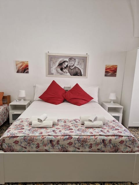 Bed, towels