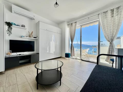 Natural landscape, TV and multimedia, Living room, Seating area, Sea view
