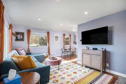 The Funky Flamingo - HOT TUB - BBQ - Fire Pit House in Arvada