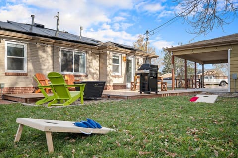 The Funky Flamingo - HOT TUB - BBQ - Fire Pit House in Arvada