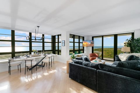 View (from property/room), Living room, Seating area, Dining area, Sea view