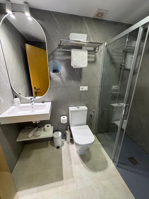 Shower, Toilet, Bathroom, towels