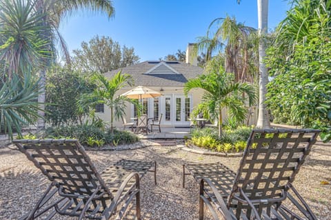 Walk to Beach Old Naples Escape with Private Pool! House in Naples