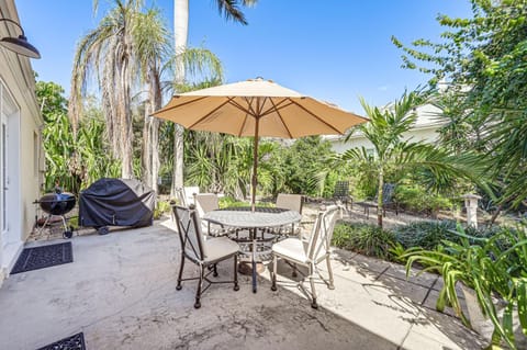 Walk to Beach Old Naples Escape with Private Pool! House in Naples