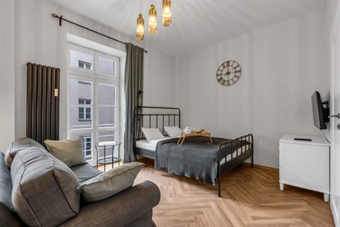 Bed, TV and multimedia, Living room, Photo of the whole room, Seating area, Bedroom