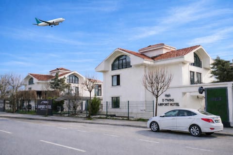 Property building, Day, Neighbourhood, Street view, Location, Parking