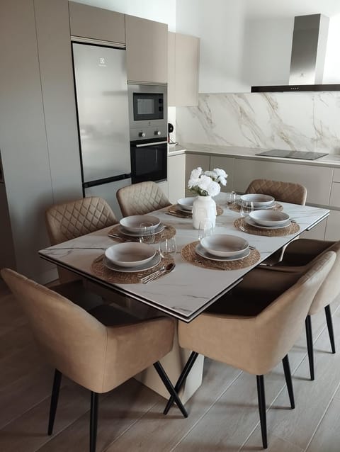 Kitchen or kitchenette, Dining area
