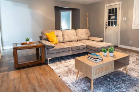 Family-Owned 3 Bedroom with all Amenities including Coffee Machine, Parking, Fast WiFi House in Hillsdale