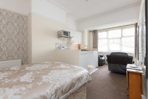 Bed, Living room, kitchen