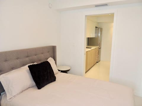 Lux design 2 bedroom unit sleep 4 in SoBe bst area House in South Beach Miami