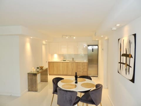 Lux design 2 bedroom unit sleep 4 in SoBe bst area House in South Beach Miami