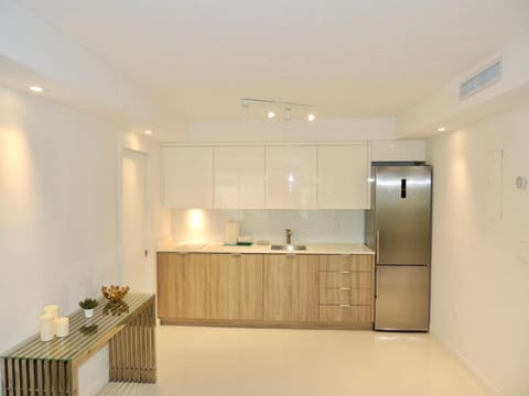 Lux design 2 bedroom unit sleep 4 in SoBe bst area House in South Beach Miami