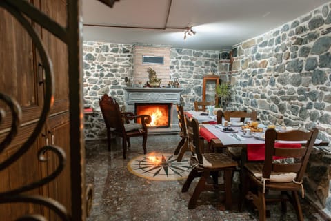 Seating area, Dining area, fireplace