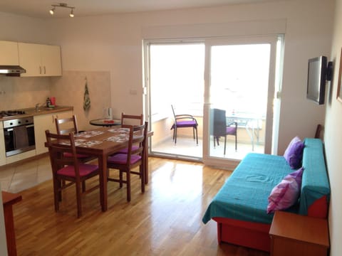 TV and multimedia, Coffee/tea facilities, Balcony/Terrace, Kitchen or kitchenette, Living room, Seating area, Dining area