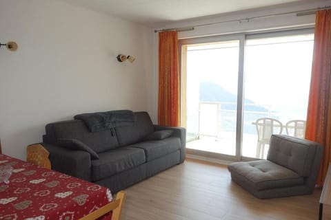 Bed, Living room